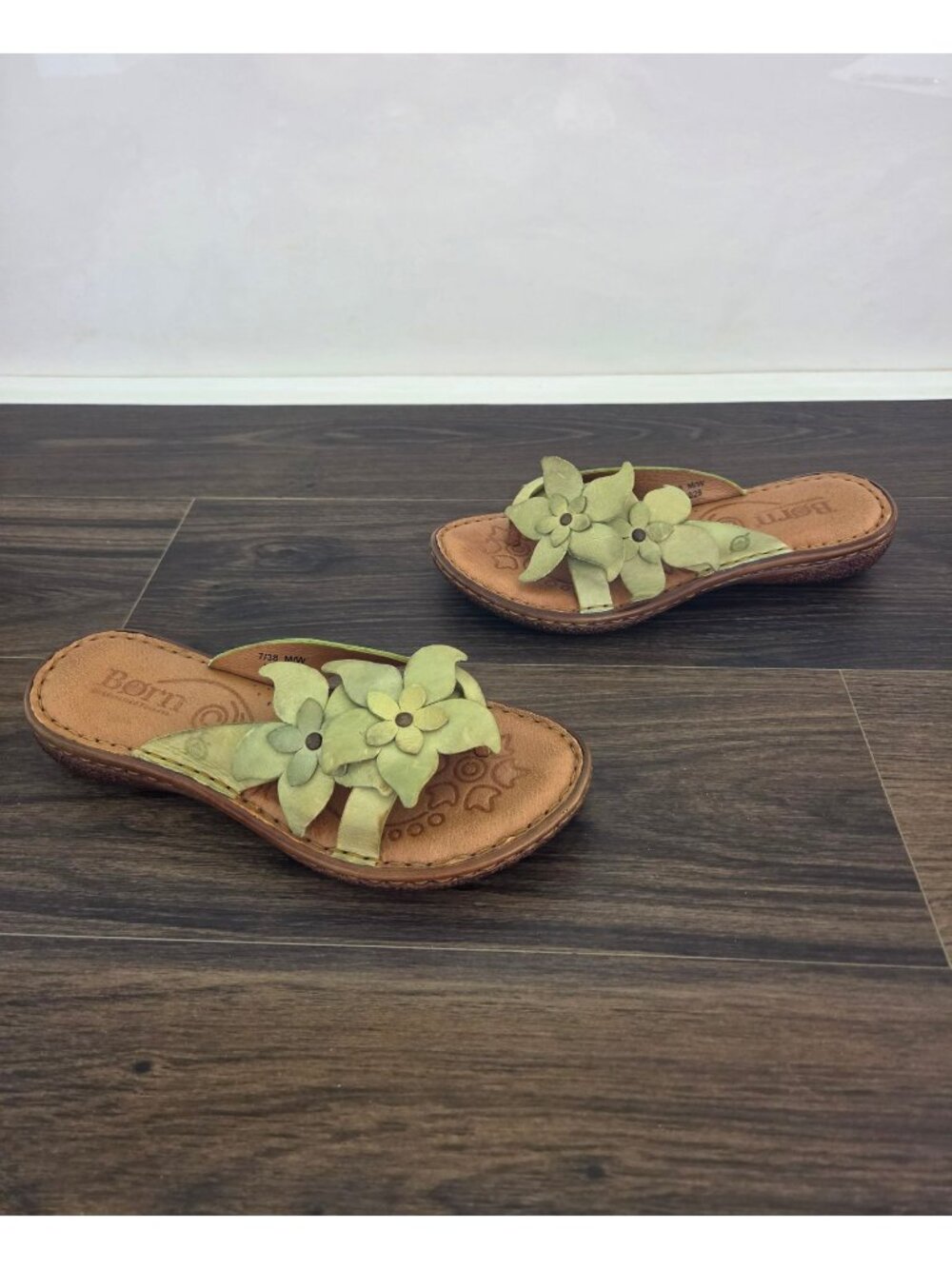 💙 Born Green Leather Floral Thong Slide Sandals Size 7 Boho Comfort